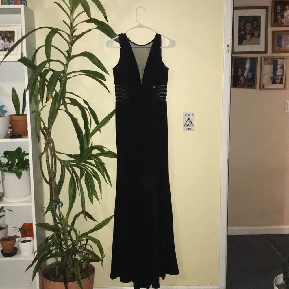 host pick ❤️ sleeveless black gown - Picture 5 of 7